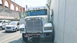 Lee más sobre el artículo TRAILER PROVOCA ENORME CARAMBOLA EN LA MÉX-QRO