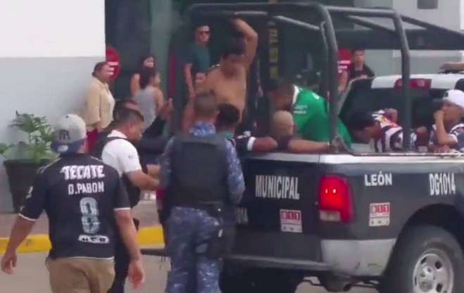 Lee más sobre el artículo CAMPAL ENTRE AFICIONADOS DEL LEÓN Y MONTERREY EN UN CENTRO COMERCIAL