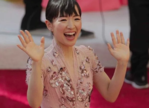 Lee más sobre el artículo MARIE KONDO ACAPARA LA ATENCIÓN EN LA ALFOMBRA ROJA
