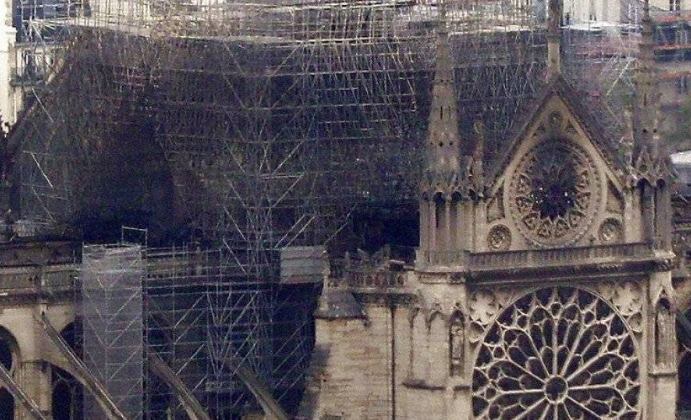 Lee más sobre el artículo GRAN INCENDIO EN NOTRE DAME, QUE SE PODRÁ RESTAURAR Y QUE NO.