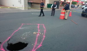 Lee más sobre el artículo POR LLUVIAS SE ABRE SOCAVÓN EN QUERÉTARO