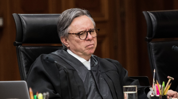 Lee más sobre el artículo EDUARDO MEDINA MORA RENUNCIA A SUPREMA CORTE