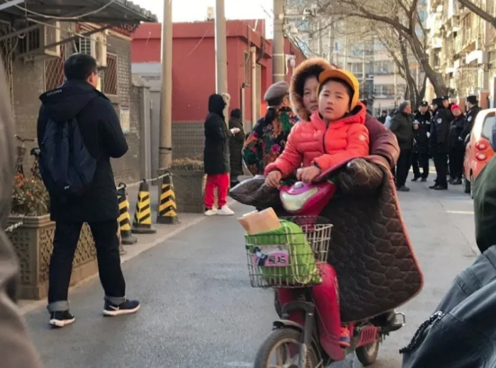 Lee más sobre el artículo EN CHINA UN HOMBRE ATACA A 51 NIÑOS DE KINDER CON QUÍMICO