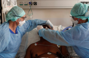 Lee más sobre el artículo UN ESTUDIO ARROJÓ QUE APROXIMADAMENTE UN TERCIO DE LOS PACIENTES CON COVID-19 PRESENTARON ESTADOS MENTALES ALTERADOS.