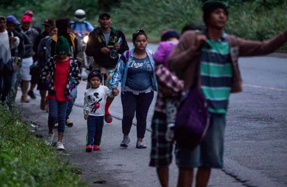 Lee más sobre el artículo LA CARAVANA DE MIGRANTES HONDUREÑOS ESTÁ AVANZANDO POR GUATEMALA