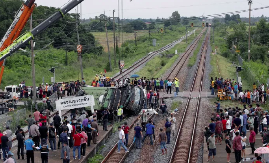 Lee más sobre el artículo EN TAILANDIA CHOQUE DE TREN Y AUTOBUS, MUEREN 18 PERSONAS
