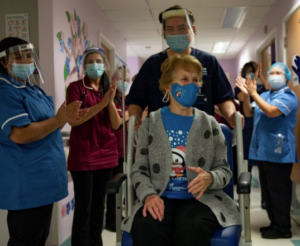 Lee más sobre el artículo MARGARET KEENAN ES LA PRIMERA MUJERA DE 90 AÑOS EN RECIBIR LA VACUNA DE PFIZER CONTRA EL CORONAVIRUS