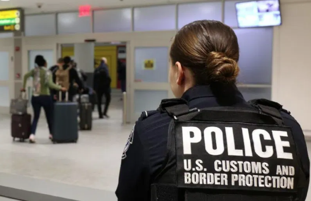 Lee más sobre el artículo BLOQUEAN EN TEXAS MEDIDA PARA FRENAR LA DEPORTACIÓN DE MIGRANTES POR 100 DIAS