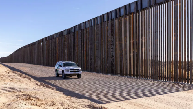 Lee más sobre el artículo AMLO ESTUVO DE ACUERDO Y CELEBRÓ QUE EL NUEVO GOBIERNO DE EEUU CANCELARA LA CONSTRUCCIÓN DEL MURO FRONTERIZO