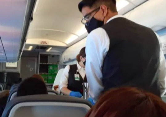 Lee más sobre el artículo SE PROHIBIÓ LA VENTA DE ALCOHOL EN EL VUELO DONDE VIAJÓ EL PRESIDENTE LÓPEZ OBRADOR A CANCÚN.