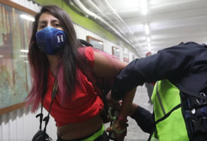 Lee más sobre el artículo FOTOPERIODISTA ES AGREDIDA EL DIA DE LA MARCHA DE LA MUJER EN CIUDAD DE MÉXICO