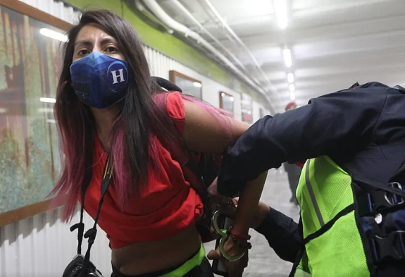 Lee más sobre el artículo FOTOPERIODISTA ES AGREDIDA EL DIA DE LA MARCHA DE LA MUJER EN CIUDAD DE MÉXICO
