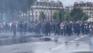 Lee más sobre el artículo 200MIL PERSONAS APROXIMADAMENTE, PROTESTAN EN FRANCIA POR MEDIDAS VS COVID