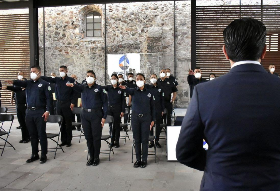 Lee más sobre el artículo SE GRADUARON 21 NUEVOS POLICÍAS EN CORREGIDORA