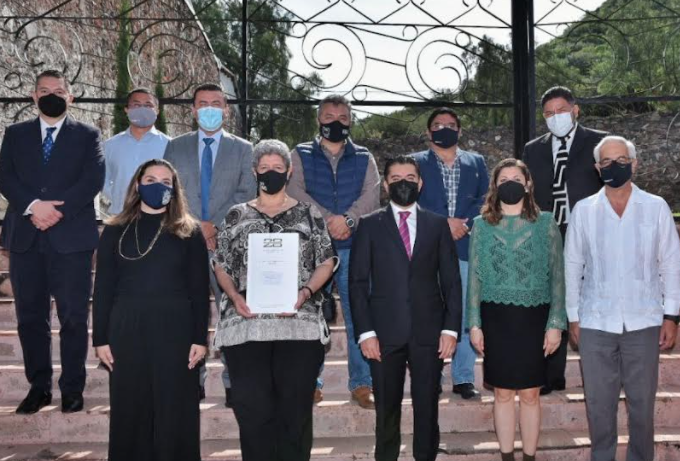 Lee más sobre el artículo CORREGIDORA ENTREGA ESCRITURAS DE TERRENO DONADO A LA UAQ