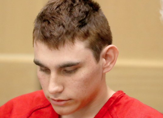 Lee más sobre el artículo SE APLAZÓ EL JUICIO CONTRA NIKOLA CRUZ, AUTOR DE LA MATANZA EN ESCUELA EN EE.UU