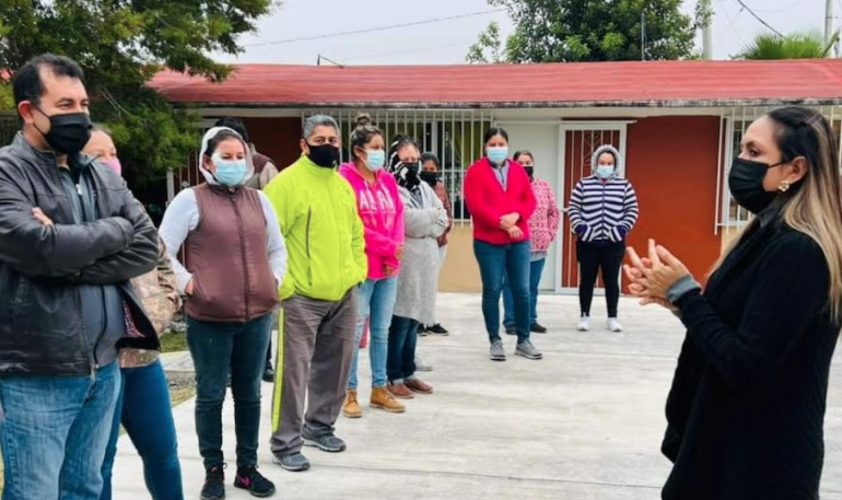 Lee más sobre el artículo SELENE SALAZAR Y USEBEQ REGIONAL-JALPAN ENTREGAN EQUIPO DE CÓMPUTO EN COMUNIDADES DE LANDA DE MATAMOROS 