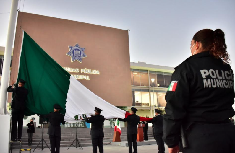 Lee más sobre el artículo ROBERTO SOSA PICHARDO ENCABEZA LA PRIMERA CEREMONIA DE  HONORES A LA BANDERA DEL 2022 EN CORREGIDORA