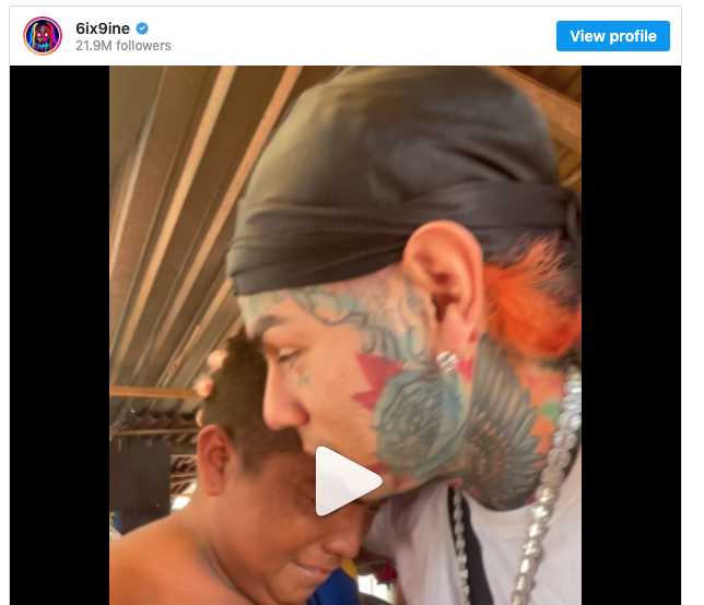 Lee más sobre el artículo EL RAPERO, 6IX9INE REGALA 1 MILLÓN DE PESOS A FAMILIA MEXICANA 