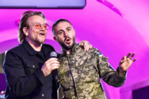 Lee más sobre el artículo BONO, LIDER DE LA BANDA U2, OFRECIÓ “CONCIERTO POR LA PAZ” DENTRO DEL METRO DE KIEV