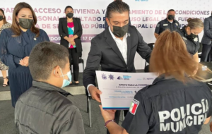 Lee más sobre el artículo ENTREGAN APOYOS A LA VIVIENDA A 50 POLICÍAS DE CORREGIDORA