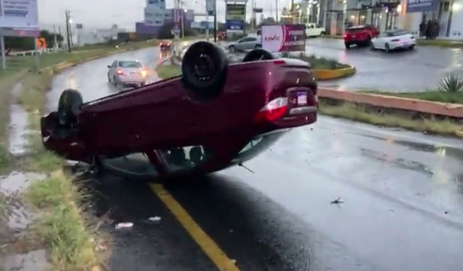 Lee más sobre el artículo VUELCA AUTO EN EL SURPONIENTE Y CAMINO REAL