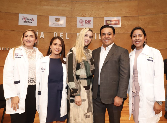 Lee más sobre el artículo RECONOCEN LUIS NAVA Y ARAHÍ DOMÍNGUEZ PROFESIONALISMO Y ENTREGA DE LAS Y LOS MÉDICOS DEL PROGRAMA MÉDICO CONTIGO