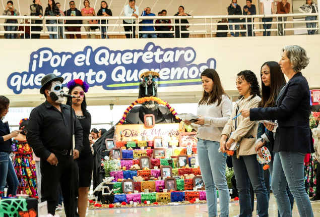 Lee más sobre el artículo CON ALTARES DE DÍA DE MUERTOS, SE PRESERVAN LAS TRADICIONES EN EL CENTRO CÍVICO