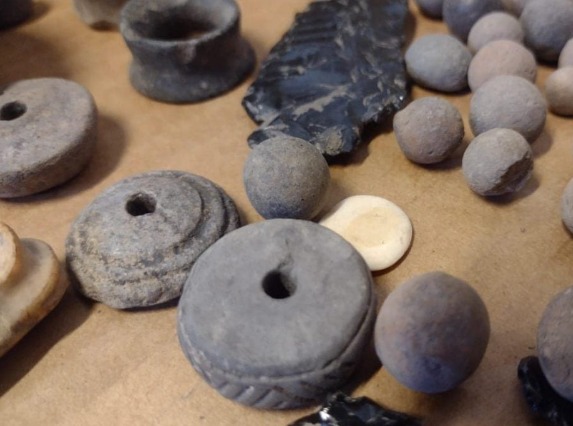 Lee más sobre el artículo GUARDIA NACIONAL RECUPERA PIEZAS ARQUEOLÓGICAS EN AEROPUERTO DE QUERÉTARO