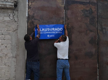 Lee más sobre el artículo INMOVILIZA CEA RED DE DISTRIBUCIÓN CLANDESTINA DE AGUA EN CORREGIDORA