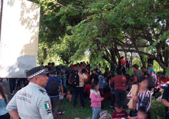Lee más sobre el artículo ASEGURAN A 148 MIGRANTES ABANDONADOS EN UN TRÁILER EN VERACRUZ