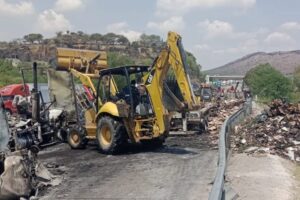 Lee más sobre el artículo INTERVIENEN 3 CONCESIONARIOS DE GRÚAS PARA LIMPIAR LA 57 TRAS CARAMBOLA