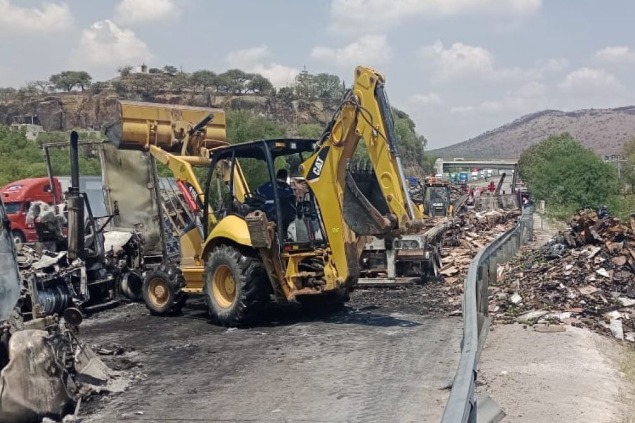 Lee más sobre el artículo INTERVIENEN 3 CONCESIONARIOS DE GRÚAS PARA LIMPIAR LA 57 TRAS CARAMBOLA