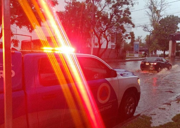 Lee más sobre el artículo LLUVIAS: AUTOS VARADOS, ÁRBOLES CAÍDOS Y SIN LUZ EN LA CAPITAL QUERETANA