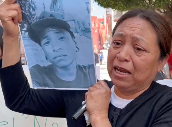 Lee más sobre el artículo FALLECIÓ POR GOLPES DE POLICÍAS Y NO POR INTOXICACIÓN: PADRES DE ARIEL