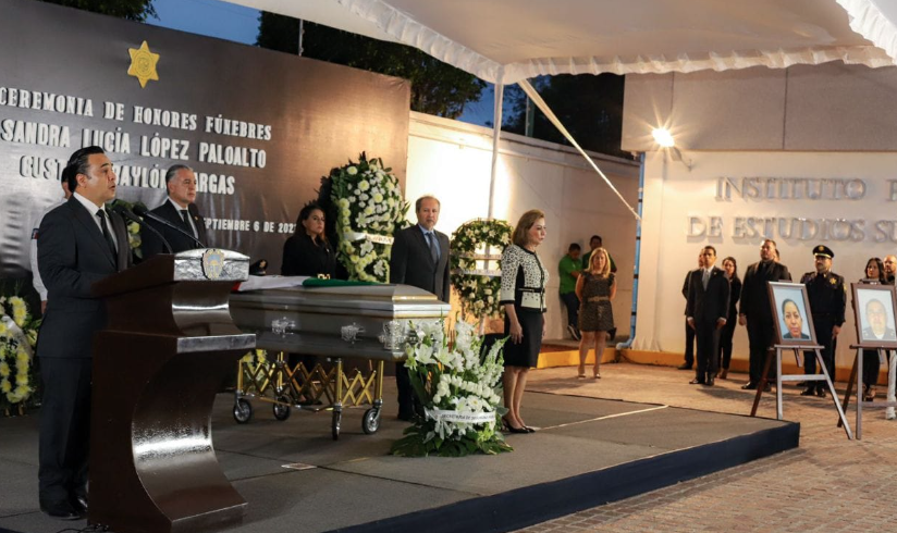 Lee más sobre el artículo RINDEN HOMENAJE A LA OFICIAL  SANDRA LUCÍA LÓPEZ Y EL OFICIAL GUSTAVO BAYLÓN VARGAS; CAÍDOS EN CUMPLIMIENTO DE SU DEBER