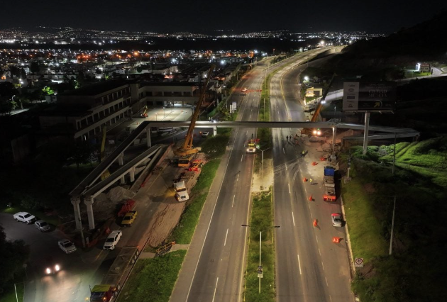 Lee más sobre el artículo CONSTRUYEN PUENTE PEATONAL EN LIBRAMIENTO SURPONIENTE