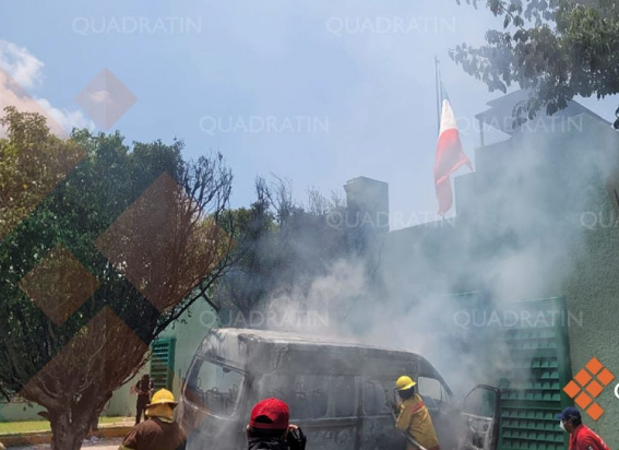 Lee más sobre el artículo NORMALISTAS DE AYOTZINAPA LANZAN PETARDOS AL CUARTEL MILITAR DE IGUALA