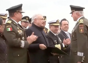 Lee más sobre el artículo AMLO ENTREGA PRESEA A SALVADOR CIENFUEGOS, DETENIDO EN EU