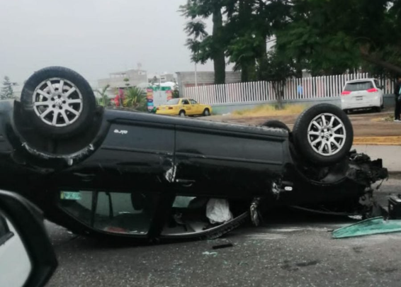 Lee más sobre el artículo ABANDONÓ SU AUTO TRAS VOLCAR EN PROLONGACIÓN BERNARDO QUINTANA