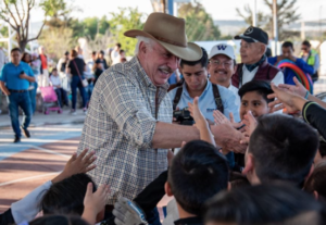 Lee más sobre el artículo CONTINÚA ENRIQUE VEGA ENTREGA DE OBRAS DE URBANIZACIÓN EN EL MARQUÉS