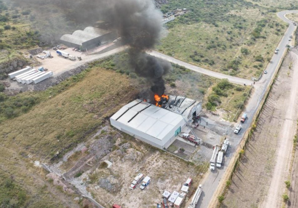 Lee más sobre el artículo EXPLOSIÓN E INCENDIO EN BODEGA CERCA DE LA FERIA DE QUERÉTARO