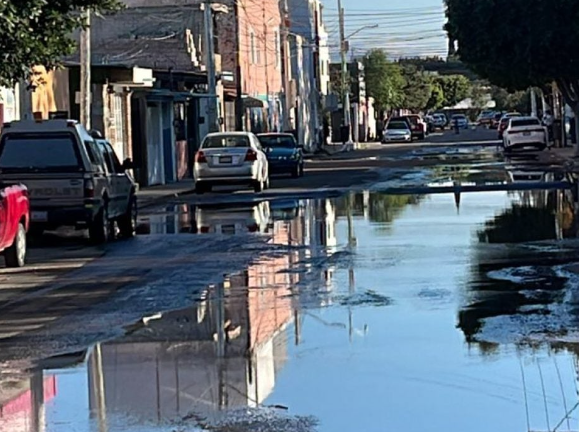 Lee más sobre el artículo Fuga de aguas negras frente a primaria de Sauces