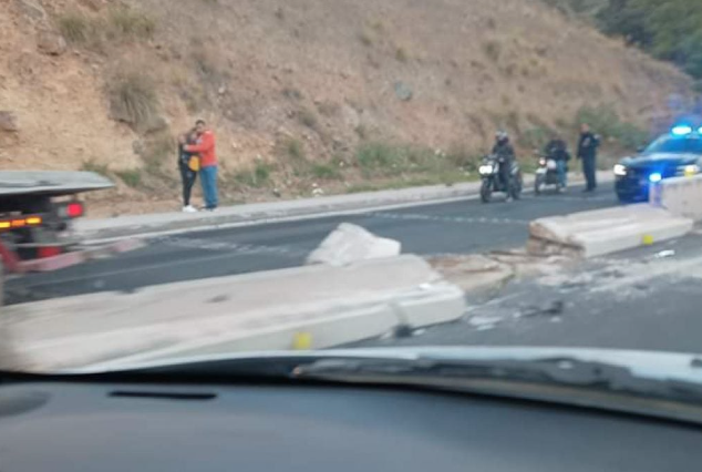 Lee más sobre el artículo Conductora se estrella contra muro en la 200