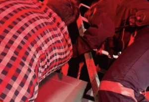 Lee más sobre el artículo Rescatan a hombre que se incrustó en protección metálica