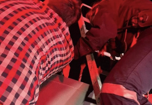 Lee más sobre el artículo Rescatan a hombre que se incrustó en protección metálica