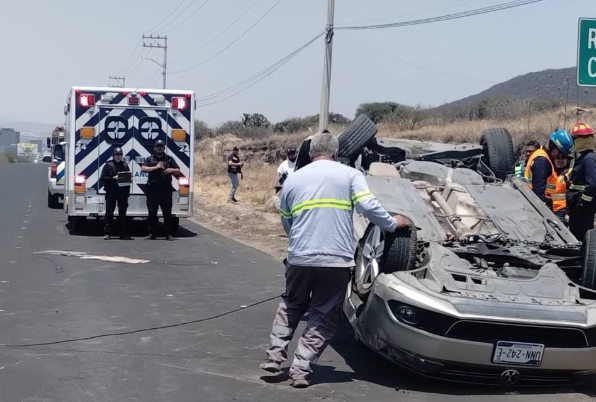 Lee más sobre el artículo Joven queda grave tras volcadura en el Junípero Serra, Querétaro