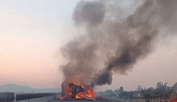 Lee más sobre el artículo Bloqueado el macrolibramiento tras choque de pesados