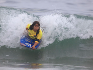 Lee más sobre el artículo Jocelyn Ramírez conquista tricampeonato de surfing en Nacionales Conade