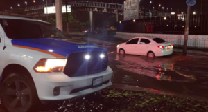 Lee más sobre el artículo Conductor violó acordonamiento por encharcamiento y quedó varado